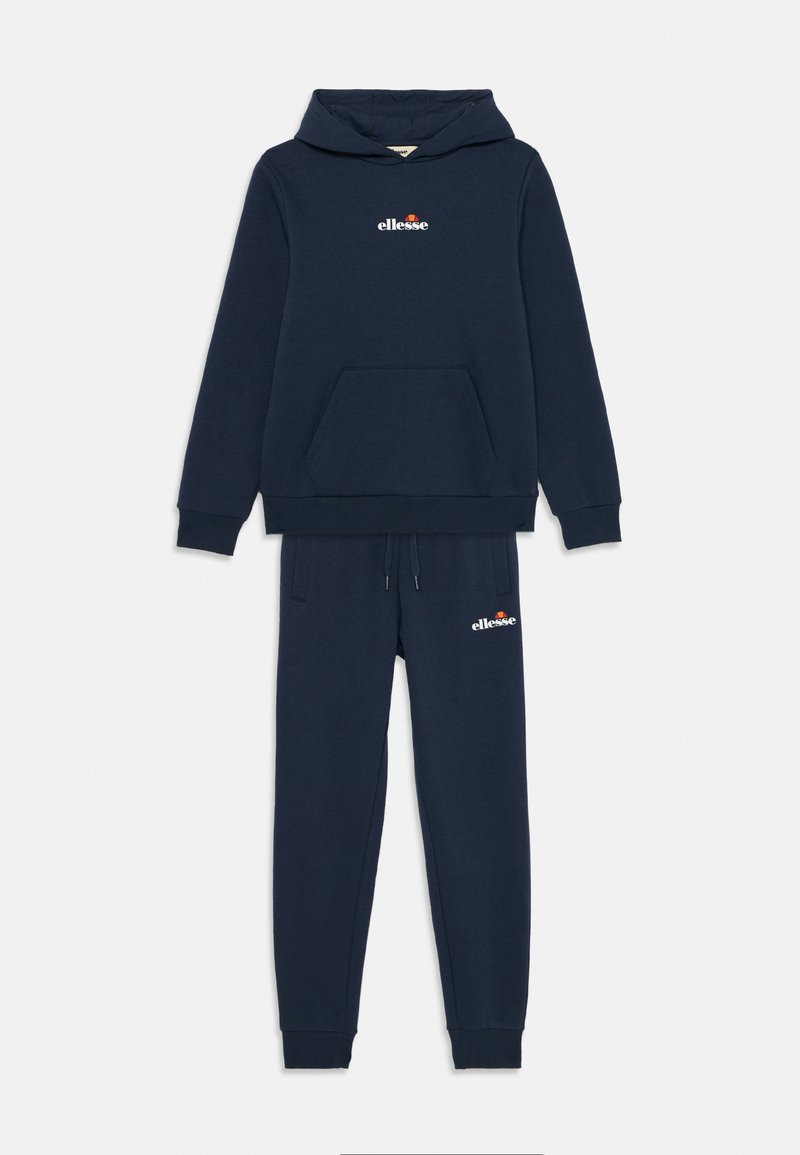 Conjunto de sudadera y pantalones de chándal en azul marino, fabricado en tejido suave, con un bolsillo frontal, cintura con cordón y detalles con logo en ambas piezas.