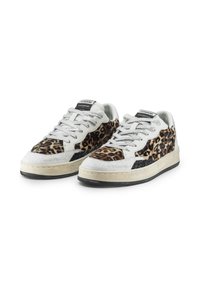 Un paio di sneakers basse con lati in stampa leopardata, punte bianche testurizzate, lacci in glitter argento e suole in gomma bianco e nero.
