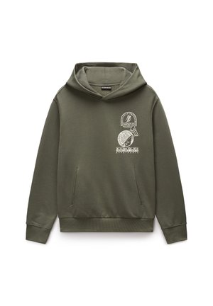 Sudadera verde oliva hecha de un tejido suave y texturizado. Presenta un bolsillo frontal tipo canguro y diseños gráficos en blanco en el pecho. Capucha ajustable.