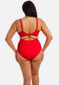 Conjunto de bañador rojo con tirantes ajustables, un lazo decorativo en la parte trasera y braguitas de talle alto con bordes sin costuras.