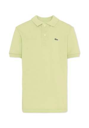 Polo a maniche corte verde chiaro con due bottoni e un piccolo logo ricamato a coccodrillo sul lato sinistro del petto.