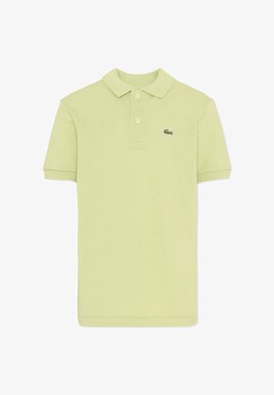 Polo a maniche corte verde chiaro con due bottoni e un piccolo logo ricamato a coccodrillo sul lato sinistro del petto.