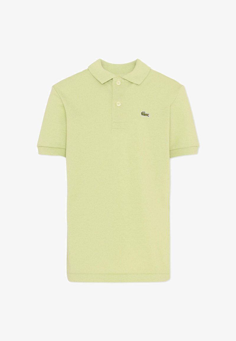 Polo à manches courtes vert clair avec deux boutons et un petit logo crocodile brodé sur le côté gauche de la poitrine.