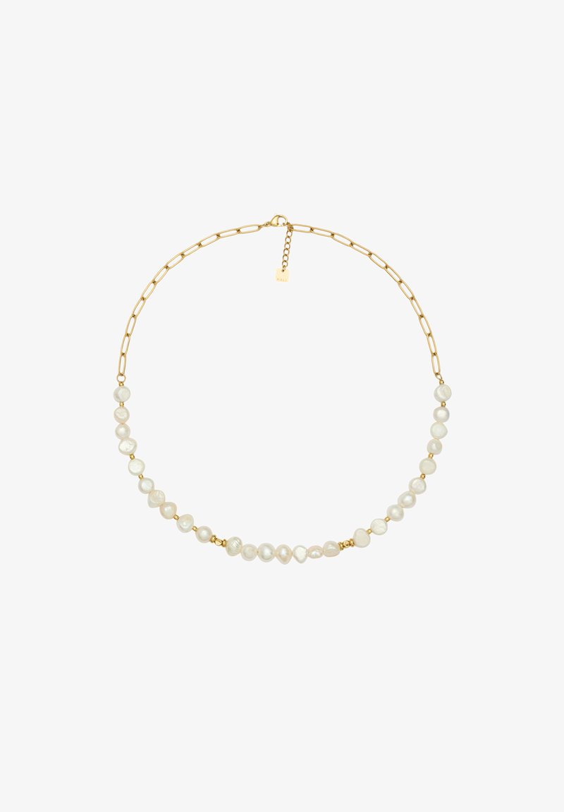 Guldhalsband med oregelbundna vita pärlor. Anmärkningsvärda detaljer inkluderar små guldfogshylsor mellan pärlorna och ett justerbart lås med en tagg.