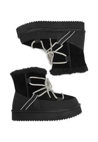 Fekete bokacsizmák velúrból és gumiból. Felsőrészük nagyített talppal, vastag ezüst fűzőkkel és bolyhos belső béléssekkel rendelkezik. Geometrikus mintázatú.