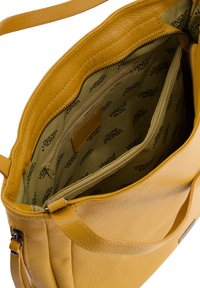 Gele leren tas met een gestructureerde buitenkant, ritssluiting aan de bovenkant en een gevoerde binnenkant met meerdere vakken en een logo-print.