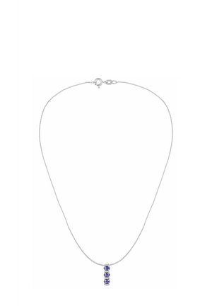 Collier en chaîne argentée avec un pendentif vertical orné de trois pierres violettes, des accents clairs et une fermeture à fermoir lobster.