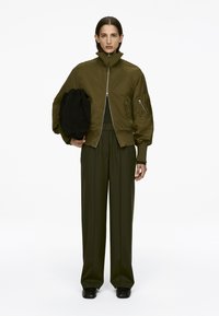 Unselected, dark green