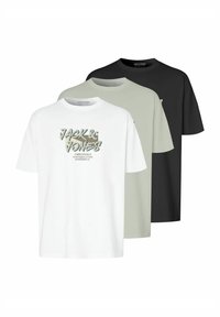 Tre bomulds t-shirts i hvid, lys grå og sort. Hver har et grafisk logo design på forsiden, korte ærmer og rund hals.