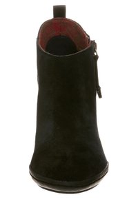 Czarny zamszowy botek za kostkę z okrągłym noskiem, bocznym suwakiem oraz czerwoną kratkę widoczną przy otwarciu. Gładka faktura i smukła sylwetka.