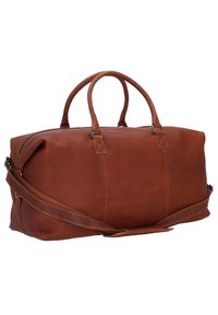 Bruine leren duffeltas met twee korte handvatten, een lange verstelbare band en een textuur oppervlak; voorzien van een rits aan de bovenkant.