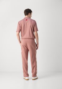 HUGO DISHORTE - Joggebukse - light pastel pink