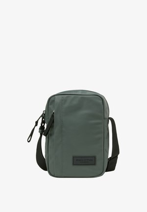 Borsa a tracolla compatta verde scuro con cinturino nero regolabile, chiusura con zip e un'etichetta del marchio cucita sul pannello frontale.