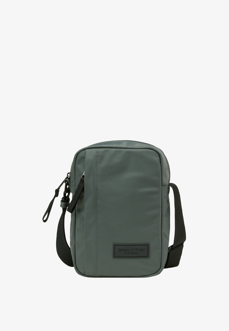 Borsa a tracolla compatta verde scuro con cinturino nero regolabile, chiusura con zip e un'etichetta del marchio cucita sul pannello frontale.