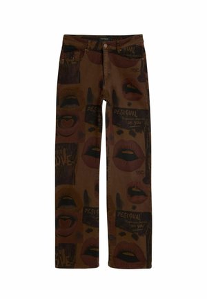 Barna egyenes szárú nadrág, teljes felületén ajkakból és a "Desigual" illetve "Az arckifejezés rajtad múlik." feliratokból álló grafikával.