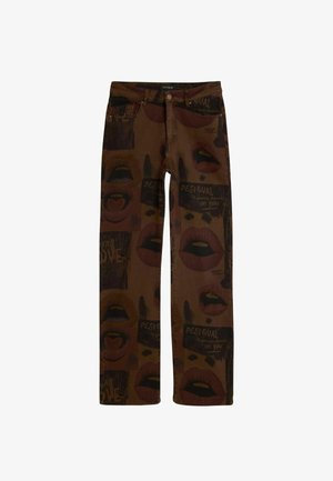 Rudos tiesaus kirpimo kelnės su visame audinyje išspausdintomis lūpų atvaizdais ir žodžiais „Desigual“ bei „Expression depends on you.“