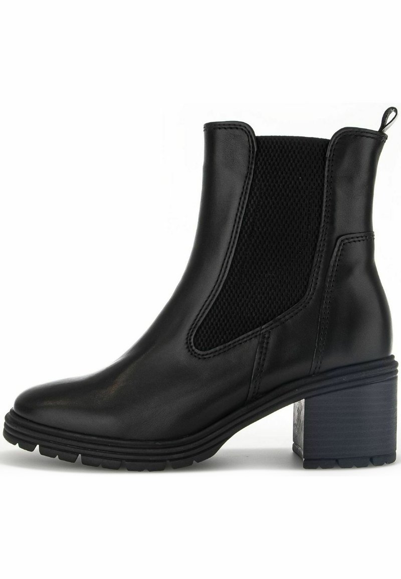 Černá kotníková bota z hladké kůže s elastickými bočními panely, texturovaným blokovým podpatkem a designem se zaoblenou špičkou.