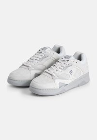 Sneakers bianchi in suede con dettagli in pelle liscia, punta rotonda, collarino imbottito, suola texture e dettagli grigi a contrasto sui lati.