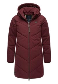 Burgundy vadderad jacka med huva, med ett diagonalt chevronmönster, frontal dragkedja och sidofickor. Logodetalj på ärmen.