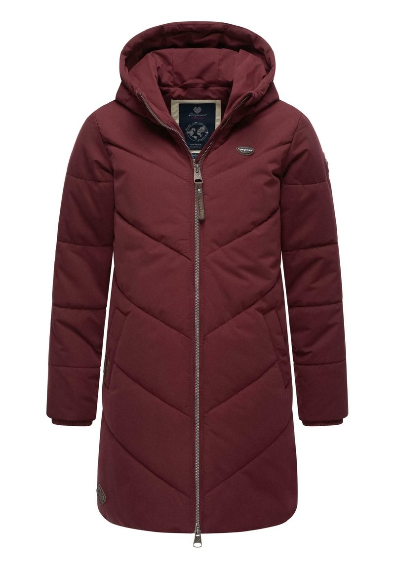 Burgundy vadderad jacka med huva, med ett diagonalt chevronmönster, frontal dragkedja och sidofickor. Logodetalj på ärmen.