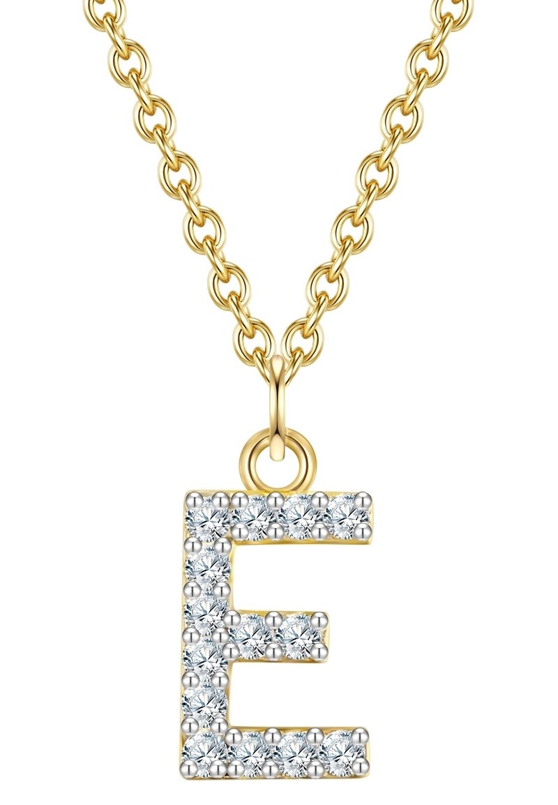 Auksinės spalvos grandinėlė su pakabuku didžiuoju raide 'E', dekoruotu skaidriais akmenimis, pasižyminti lygia apdaila ir blizgiu paviršiumi.