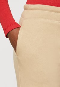 GAP HERITAGE - Tepláky - travertine