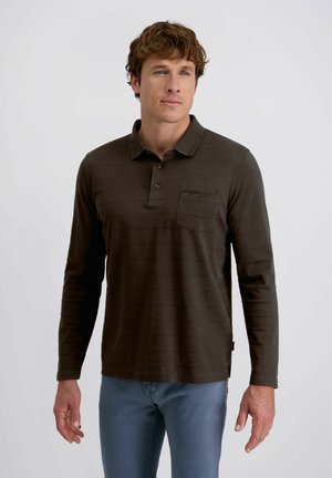 Langarm, donkerbruine polo-shirt met een gestructureerd, gestreept ontwerp, een knoopsluiting met twee knopen en een borstzak. Draagt bij lichte blauwe spijkerbroek.