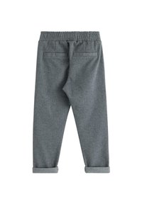 Grå strækstofbukser med elastisk talje, manchetter og to baglommer med et diskret herringbone-mønster.