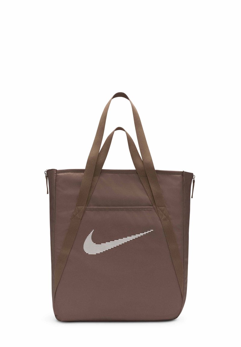 Bolsa de tela marrón con dos asas superiores, que presenta un bolsillo frontal con cremallera y un logotipo de Nike en color blanco. Diseño rectangular y simple.