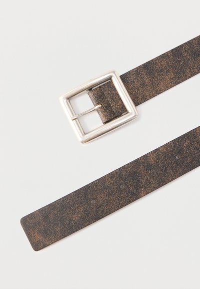 Rjav usnjen pas z narebreno teksturo in pravokotno srebrno kovinsko sponko. Ima enakomerno razporejene luknje za prilagajanje velikosti.