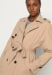 Vero Moda Gabardina - travertine