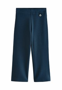 Marineblaue, weit geschnittene Hose aus glattem Stoff, mit flachem Bund und dekorativem Metallblumenanhänger auf der Vorderseite.