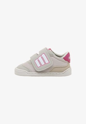 Zapato deportivo de color gris claro con una correa de Velcro, acentos rosas y un panel texturizado. Presenta una punta redondeada y una suela de goma para mayor agarre.