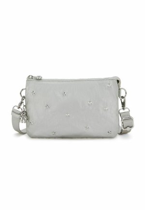 Sac à bandoulière en métal argenté avec motifs d'étoiles, fermeture zippée et bandoulière amovible. Présente une texture lisse et des accents en métal argenté.