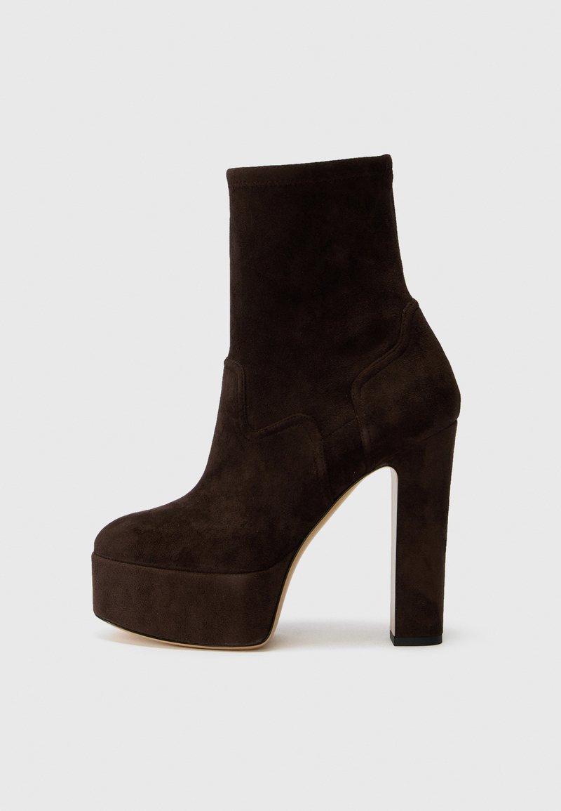 Smeđa antilop čizme do gležnjeva s visokim platformama i blok peta. Imaju glatku teksturu i čiste linije. Bez vidljive opreme ili uzoraka.