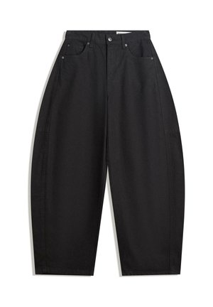 Schwarze weite Hosen mit Frontknopf und Reißverschluss, Gürtelschlaufen sowie Front- und Gesäßtaschen, flach auf weißem Hintergrund liegend.