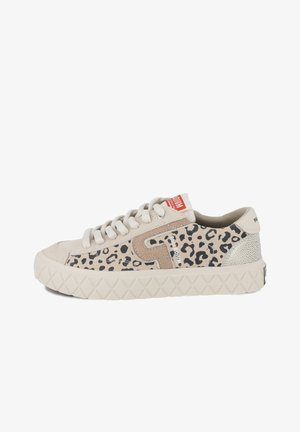 Sneaker beige e crema con design a stampa leopardo, pannello laterale testurizzato, punta tonda e suola in gomma con motivo geometrico.