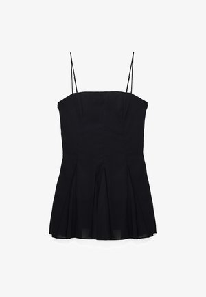 Czarna sukienka z cienkimi ramiączkami spaghetti, dopasowanym górnym krojem i plisowaną spódnicą. Wykonana z lekkiego materiału, cechująca się prostym designem bez ozdób.