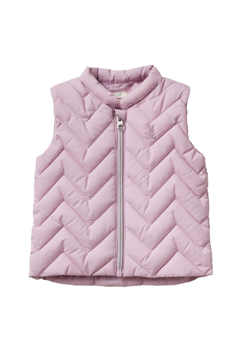 Světlě růžová zateplená vesta se vzorem ve tvaru šipek, vysokým límcem a předním zipem. Na levé straně hrudi je malá vyšívaná značka.