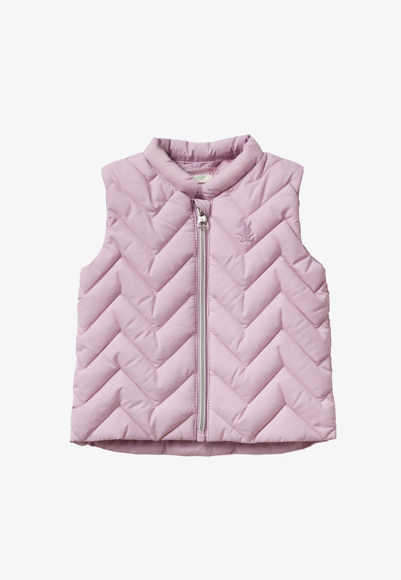Světlě růžová zateplená vesta se vzorem ve tvaru šipek, vysokým límcem a předním zipem. Na levé straně hrudi je malá vyšívaná značka.