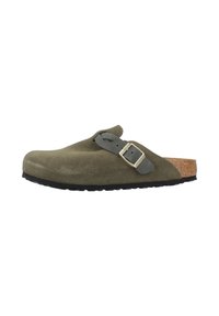 Clog en suède vert olive, à enfiler, avec une sangle ajustable noire et un semelle en liège, présentée en profil latéral sur fond blanc.