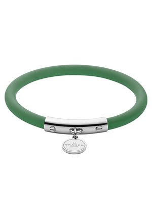 Bracelet en silicone vert avec fermoir argenté et pendentif rond en argent gravé avec le logo Skagen Denmark.