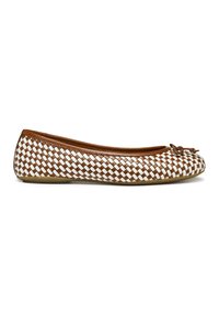 Zapato plano de imitación de cuero trenzado en marrón y blanco, con punta redondeada y lazo decorativo en la parte delantera, y suela flexible.