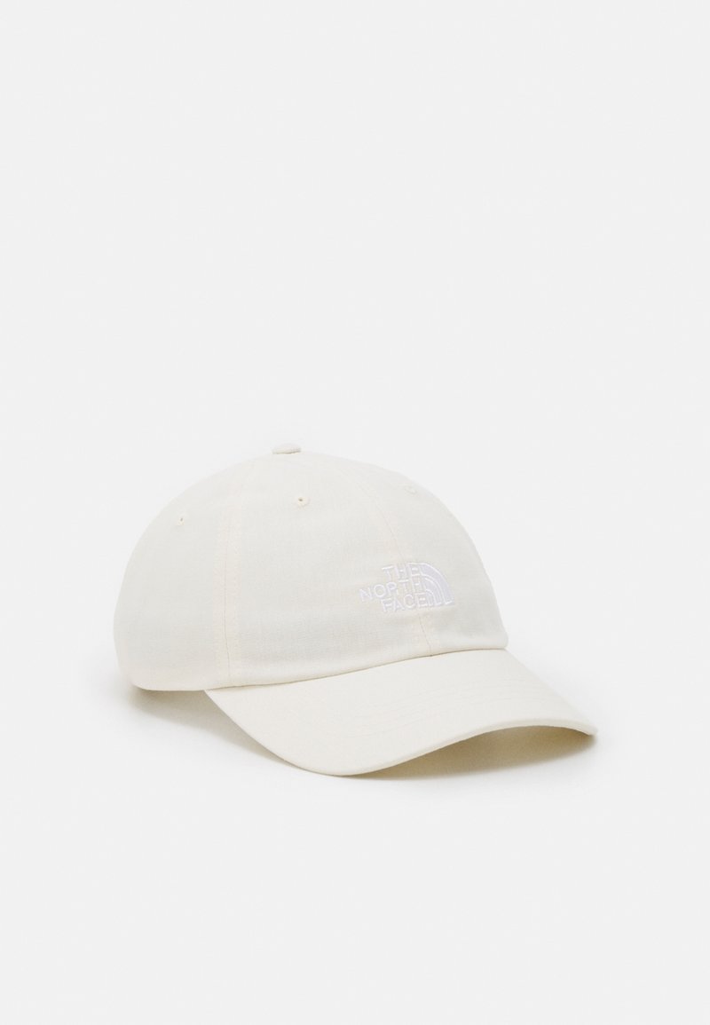Casquette de baseball blanc cassé avec une visière courbée et le logo brodé The North Face sur le panneau avant, sur un fond uni.