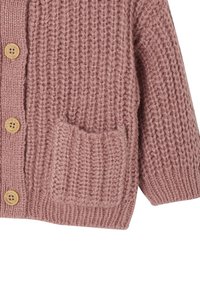 Strickjacke in sanftem Rosa mit gerippter Textur, Holzknöpfen und einer einzigen Vordertasche. Sie bietet eine lockere Passform und ist aus dickem Garn gefertigt.