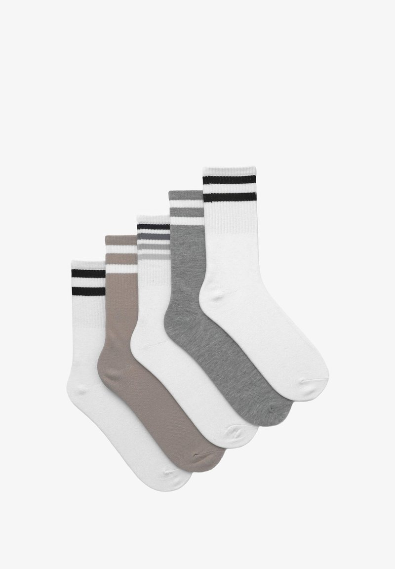 Cinque paia di calze a compressione bianche, grigie e beige, con strisce in cima. Realizzate in un materiale morbido e strutturato.