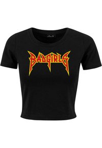 Tricou scurt negru, din bumbac, cu un grafic îndrăzneț „BADGIRLS” în tonuri de galben și roșu, scris cu un font unghiular. Mâneci scurte și decolteu rotund.