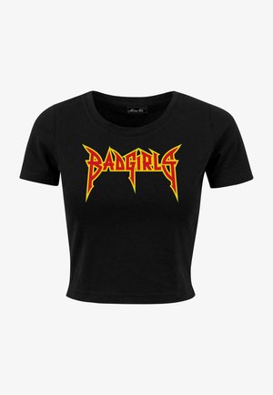 Sort cropped t-shirt lavet af bomuld, med et iøjnefaldende gult og rødt "BADGIRLS" grafisk tryk i en vinkelret skrifttype. Korte ærmer og rund halsudskæring.