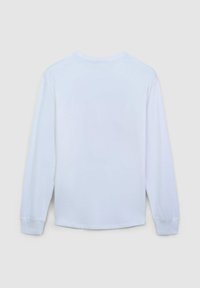 Biała koszula z długim rękawem, okrągłym dekoltem, wykonana z bawełny, o prostym kroju i ściągaczach przy mankietach. Gładkie plecy bez widocznych logo ani wzorów.