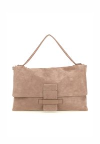 Borsa in suede morbido di colore beige tenue, con patta ripiegata, chiusura rettangolare e una singola tracolla arcuata.